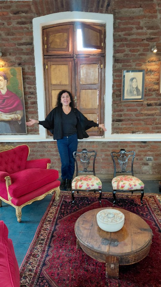 Berta Lasala en una casa de ladrillos, entre muebles y obras de arte